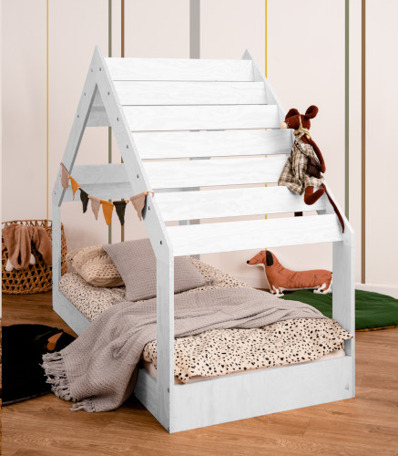 Drewniane łóżko domek MOON G z okienkiem w dachu wykonane ze sklejki sosnowej w kolorze białym